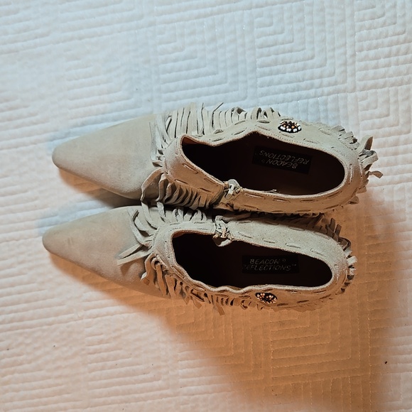 Beacon Reflections Women 11W Tan Ankle Booties Suede Leather Tassels Heels - Picture 5 of 10